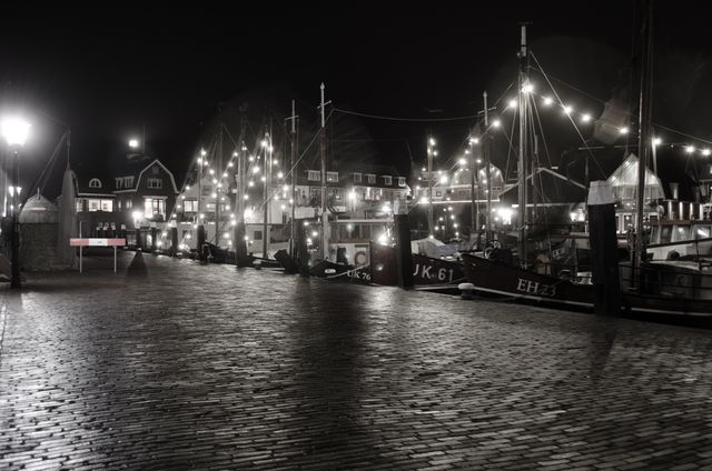 Lampjes en boten in de haven in Urk, Flevoland