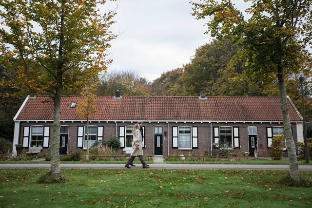 Een stel loop voor huizen in Veenhuizen langs.