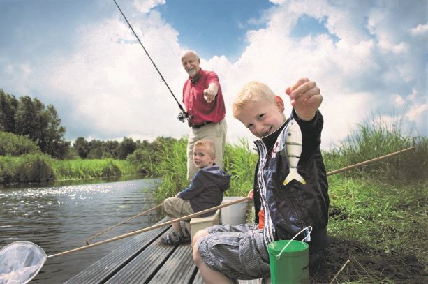 Opa gaat vissen met kids in Land in Friesland
