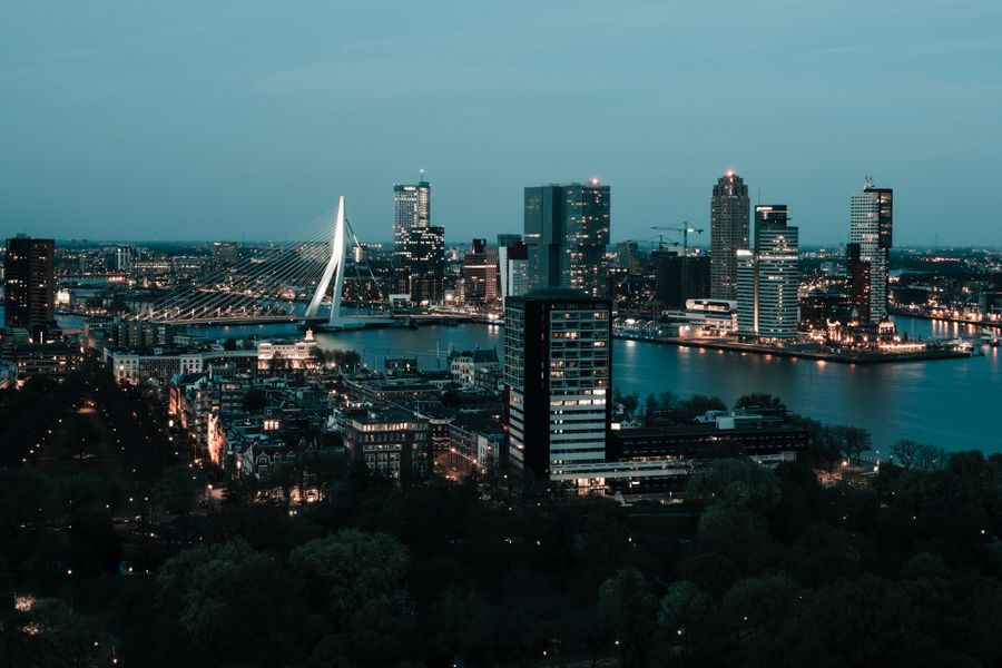 Rotterdam met uitzicht op de Erasmusbrug