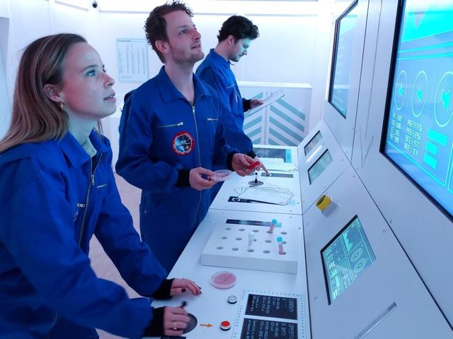 Tieners bezig in de escaperoom Missie naar Mars van de TU Delft