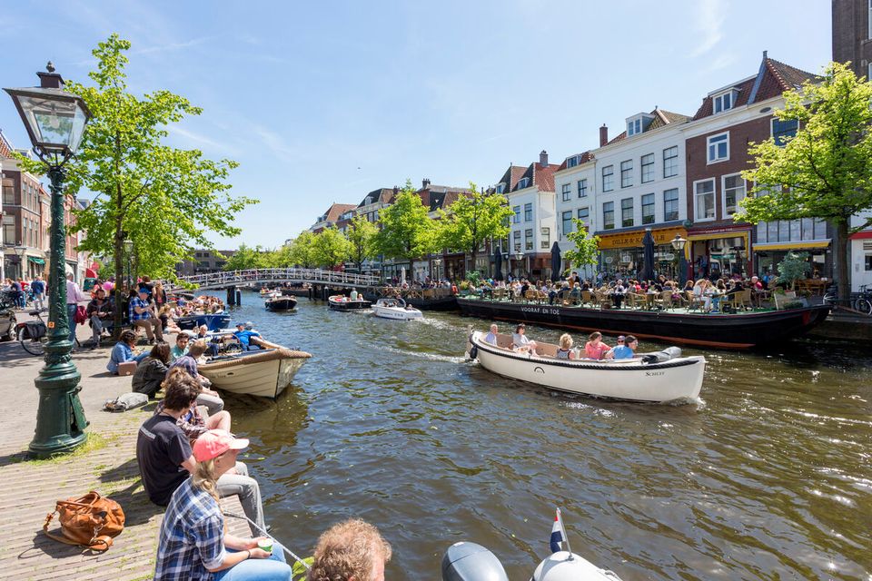A nice busy day on the canal in the heart of Leiden
