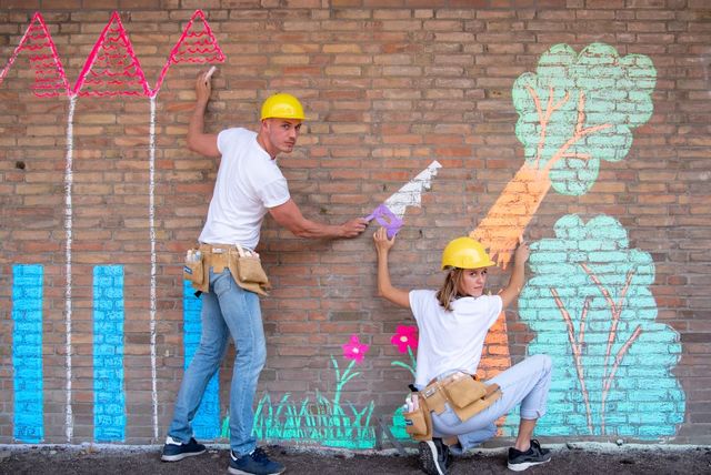 Twee mensen voor een vol met krijt getekende muur.