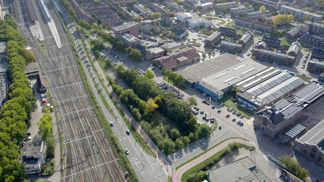 Luchtfoto van 's-Hertogenbosch met bedrijven en de spoorlijn zichtbaar