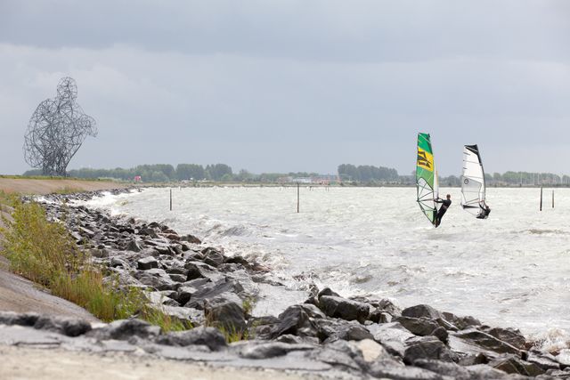 Kite- en windsurfers kunnen vanaf 2018 terecht op hun eigen strand bij Lelystad