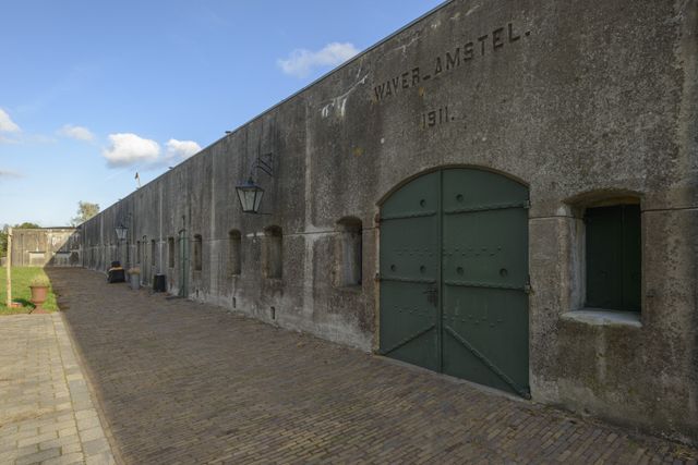 Fort Waver-Amstel voorkant fort met deuren naar de poterne