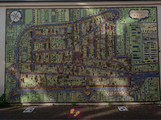 Keramieken kaart van Delft in de papenstraat