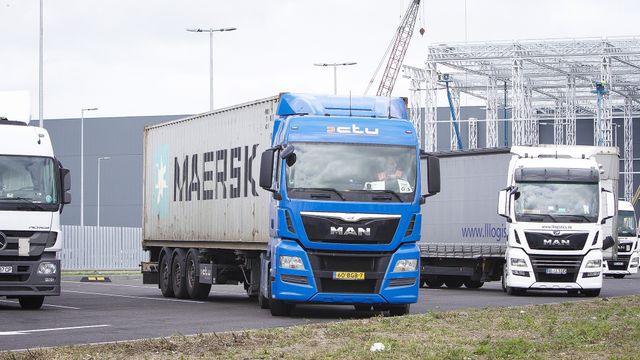 Vrachtwagens verzorgen de logistiek op Lelystad Airport Businesspark in Flevoland.