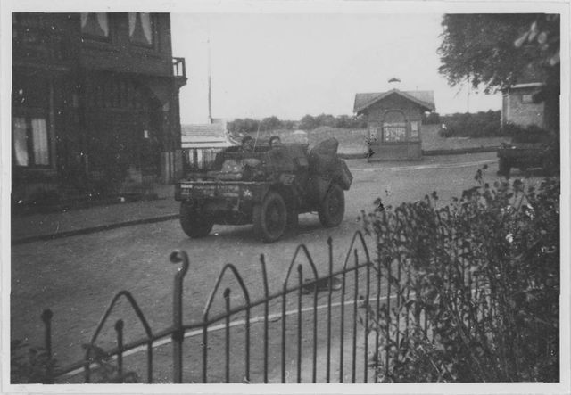 Een Britse lichte verkenningswagen, type Daimler Dingo van de Guards Armoured Division, Recce, 2nd Household Cavalry Regiment