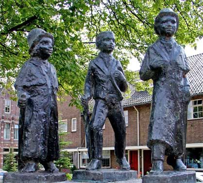 Beeld van de Drie Podagristen in Coevorden, gemaakt door Charles Hammes
