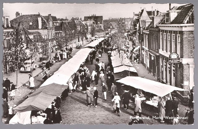 Oude zwart-wit foto van de markt op de Koemarkt in Purmerend