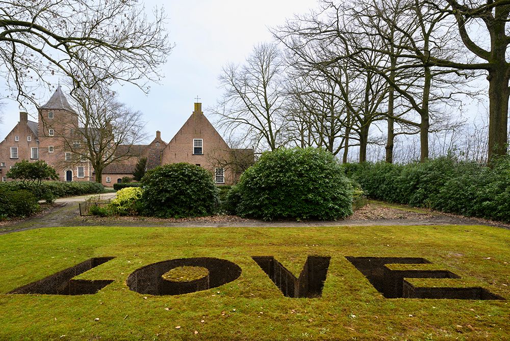 Love Grave is een kunstwerk van de Egyptische kunstenares Ghada Amer en zal tijdens de h3h biënnale voor het eerst in Nederland te zien zijn.
