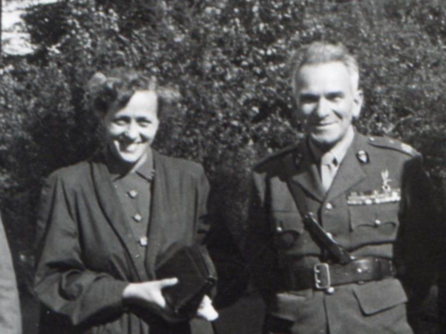 Cora Baltussen, een van de burgers die de Polen hielp als tolk en bovendien verpleegster was. Hier op de foto met Sosabowski, na de oorlog.