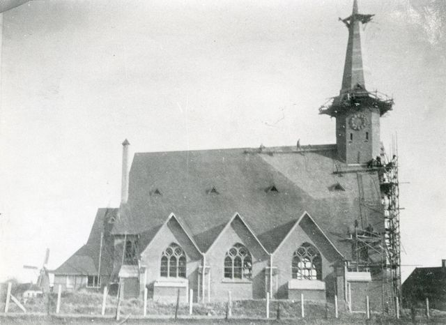De bouw van de St.Gerardus Majellakerk, ook wel bekend als Visserskerk, in 1925. Collectie Stadsarchief Oss