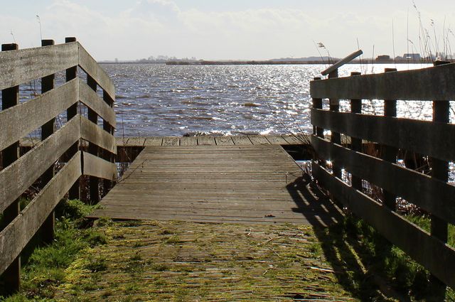 Een brug aan het water in Sandfirden.
