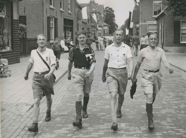 Vier Arnhemsche deelnemers' op het parcours van 55 km op de tweede dag van de 29e Vierdaagse te Wijchen.