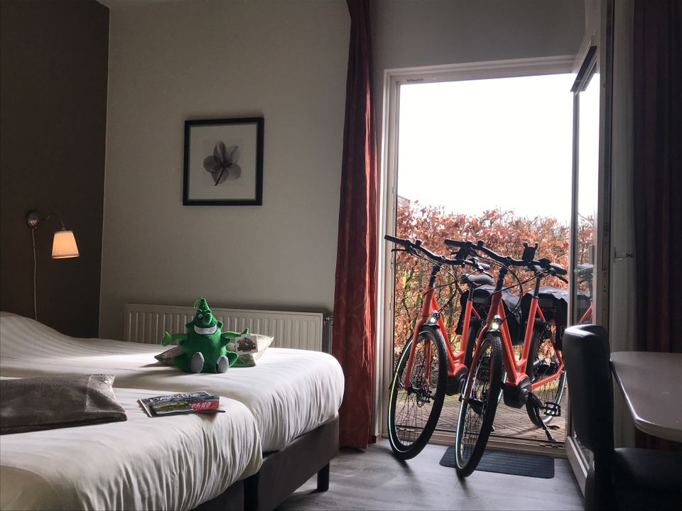 Slapen in een tweepersoons Hotelkamer? Dat is altijd inclusief stoere Hunebed Highway E-bikes!