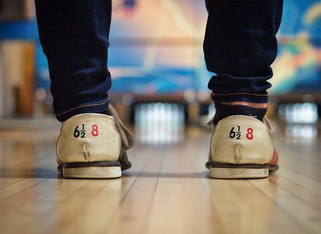 Bowlingschoenen op de bowlingbaan van Bowling- & Partycentrum De Zedde