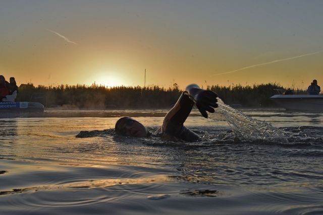 zonsondergang met zwemmende Maarten van der Weijden