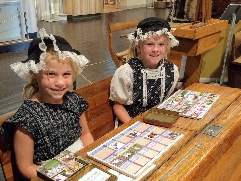 Twee verklede meisjes in schoolbank  - Kijk & Luistermuseum