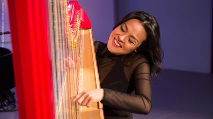Lavinia Meijer bespeelt de harp op het podium