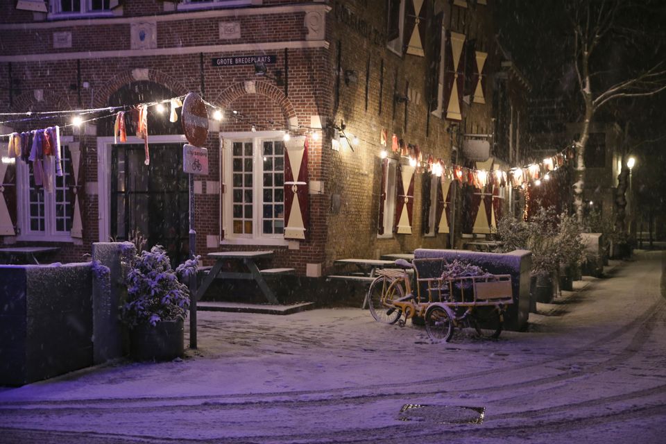 Restaurant Nooitgedagt bedekt met sneeuw in Harlingen