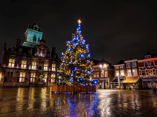 Kerstboom op de Markt in Delft tegenover het Stadhuis