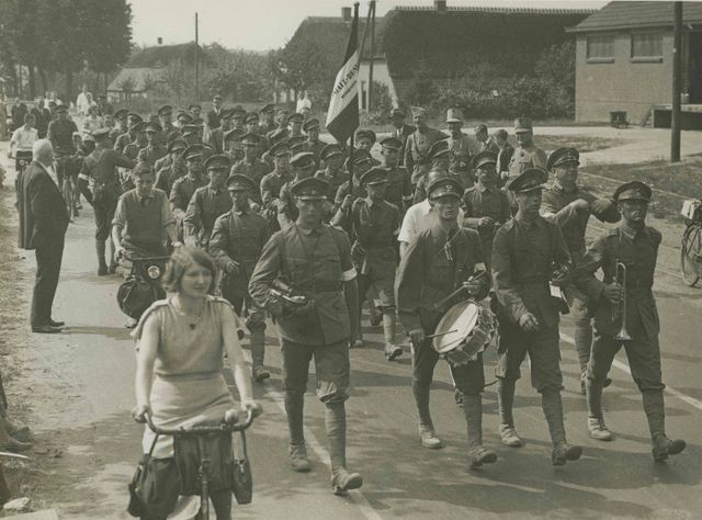 Een detachement van de Koloniale Reserve uit Nijmegen onderweg op de eerste dag van de 24e Vierdaagse