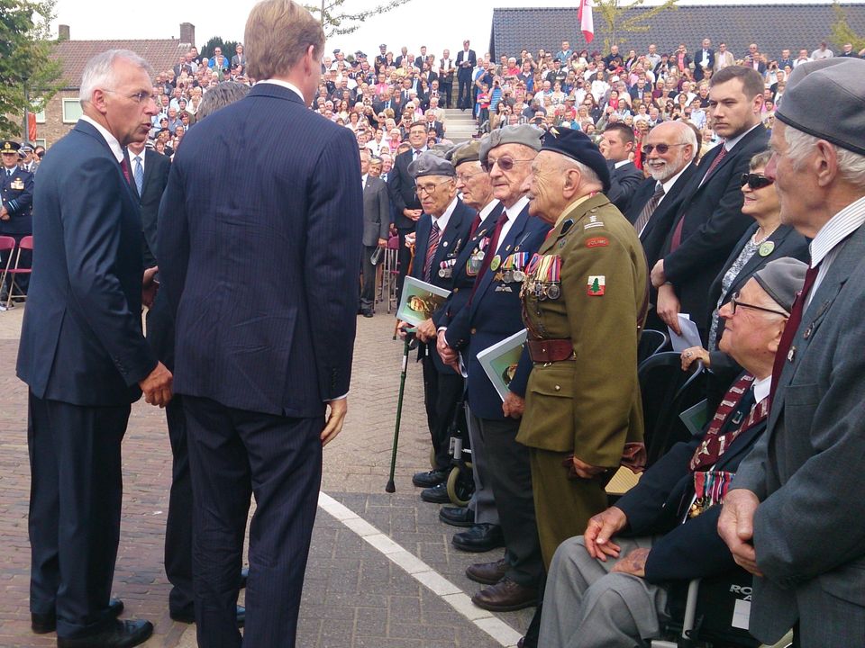 2014: Veteranen in gesprek met Koning Willem-Alexander en de Poolse President Komorowski (achter de koning) en voorzitter Stichting Driel Polen Dhr. Baltussen (l).