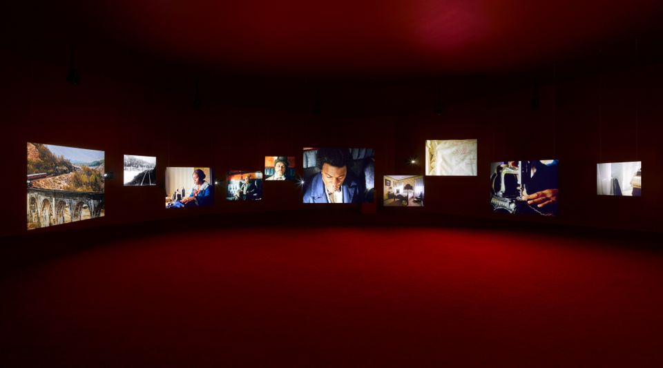 Installatieoverzicht Isaac Julien, Lessons of the hour, 10 schermen, Tate Britain, 2023 Foto: Jack Hems