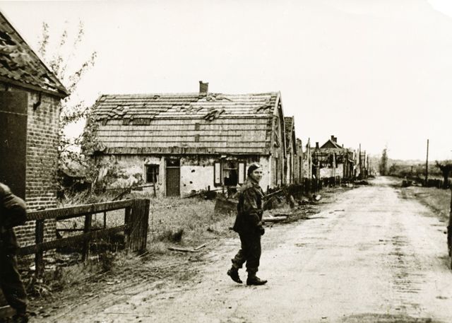 Dorpstraat door Polen gefotografeerd tijdens een bezoek aan Driel in 1945. De schade aan de woningen is goed te zien. Veel van die huizen zijn dan ook afgebroken.