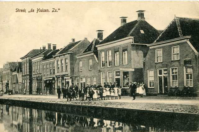 Foto van het historisch centrum van Hoogeveen met huizen aan het water.