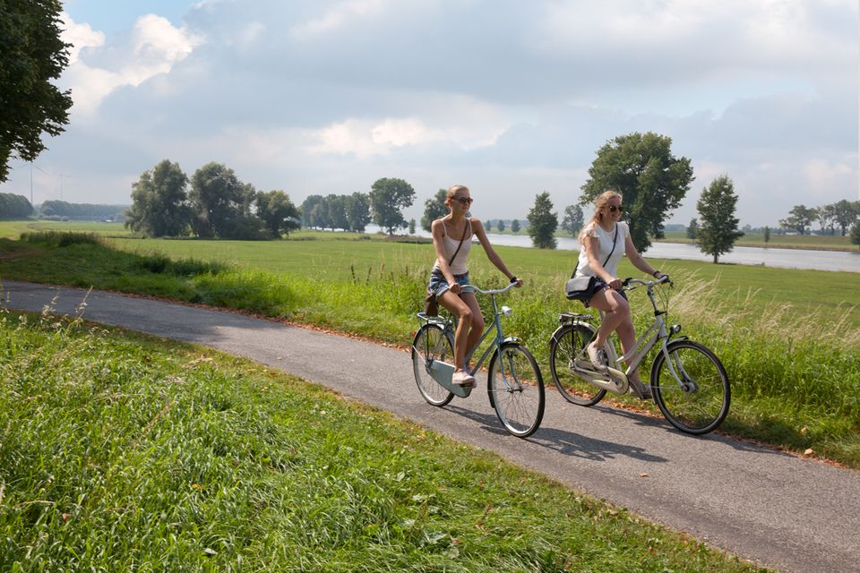 Twee fietsende meiden in het gebied van de Bergsche Maas.