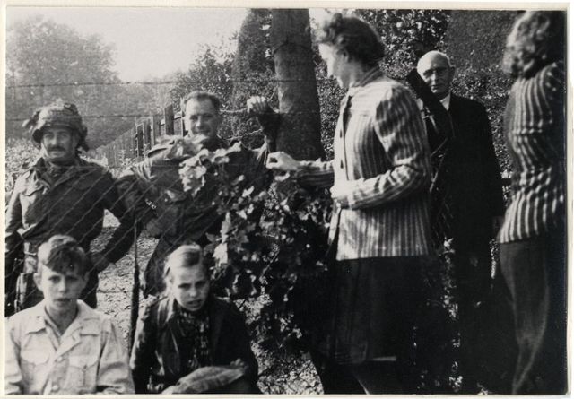 Burgers en militairen aan de Karel van Gelderlaan bij de moestuin van Ommershof
