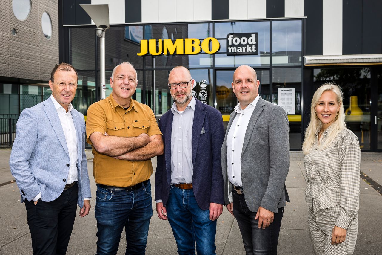 René van Schijndel (Jumbo Foodmarkt Nederland), Hans Zwijsen (Jumbo Boschdijk Eindhoven), Geert-Jan Kuper (Jumbo Foodmarkt Tilburg), Coen van Hoof (voorzitter Willem II Betrokken) en Meike van Gool (Willem II Betrokken).