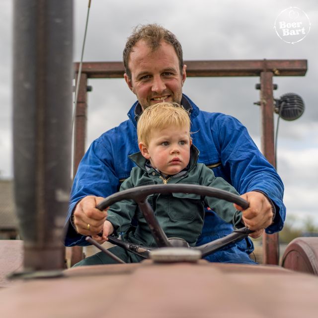 Boer Bart en zoon traktor