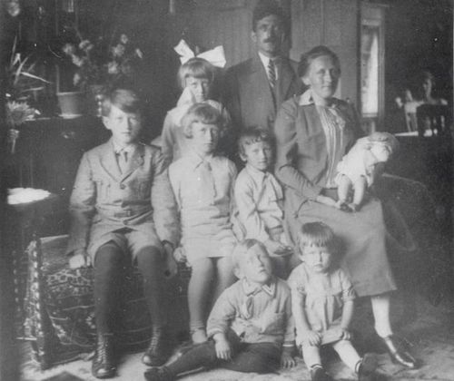 Een familie op een zwart wit foto