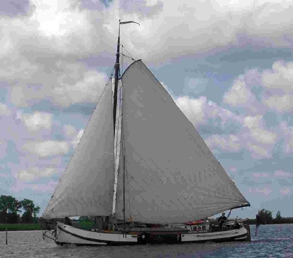 Het veer van Heeg naar Balk wordt bij goede wind uitgevoerd met een zeilboot.