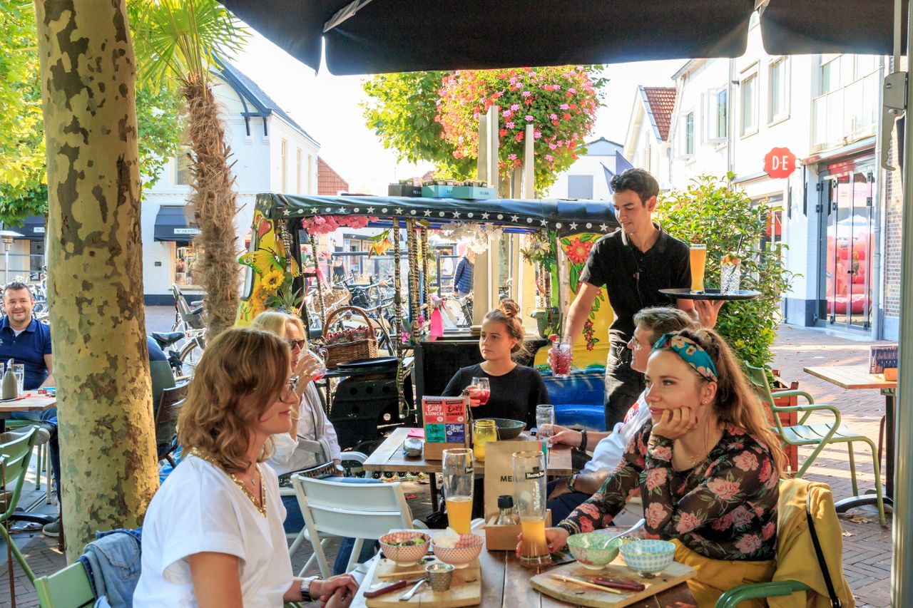 Dineren/ eten op het terras bij restaurant café Zaal 4 in Wijchen