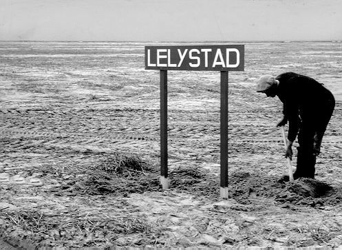 Oude foto inpoldering Flevoland bordje Lelystad