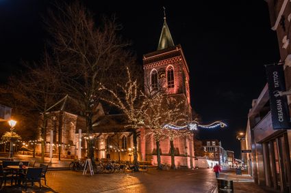 Kerk in het donker met kerstverlichting