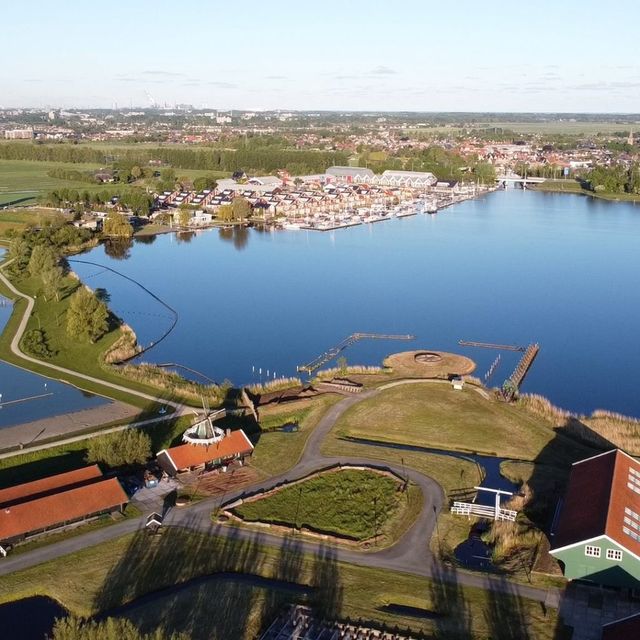 Een luchtfoto van Erfgoedpark de Hoop aan het Alkmaardermeer.