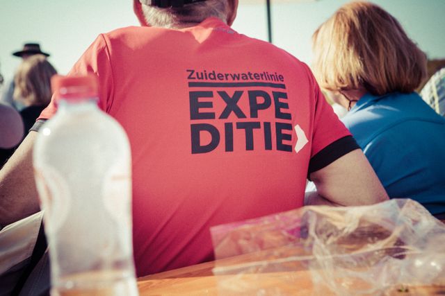 De achterkant van een Expeditie Zuiderwaterlinie t-shirt