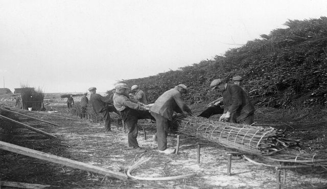 1932 Geschiedenis Afsluitdijk_Arbeiders vlechten, Afsluitdijk_