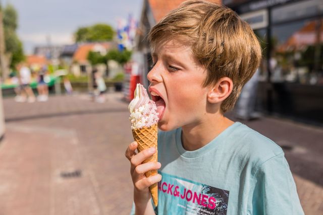 jongen likt aan zijn ijsje