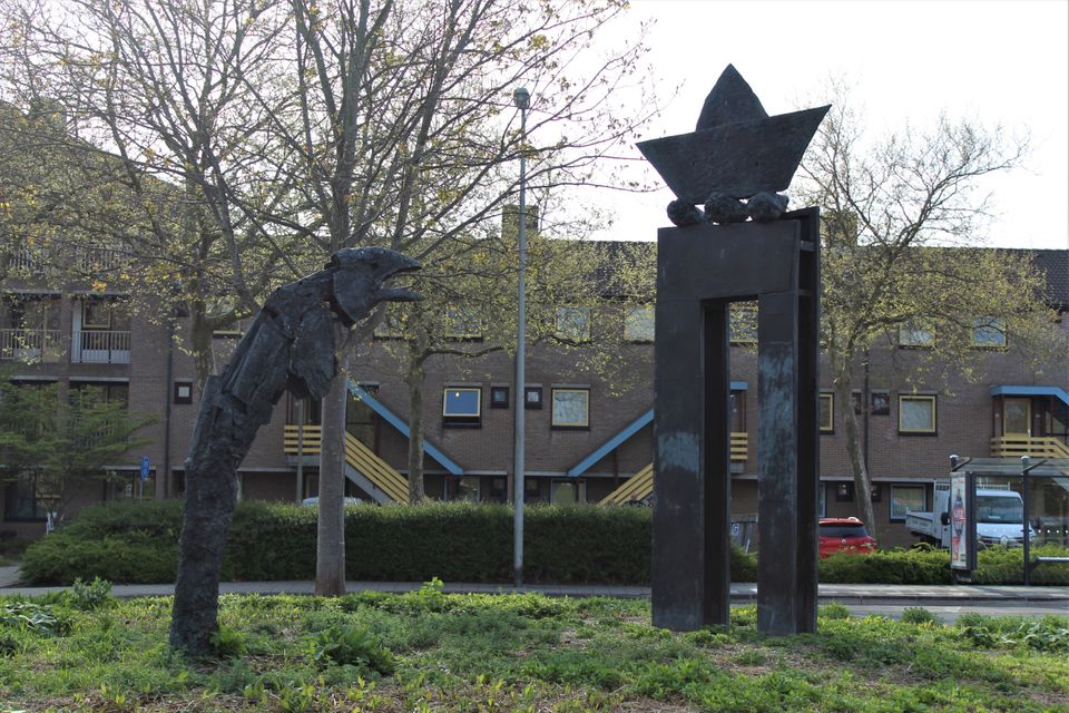 Het standbeeld Poort en Vis midden op de rotonde van het Beatrixplein
