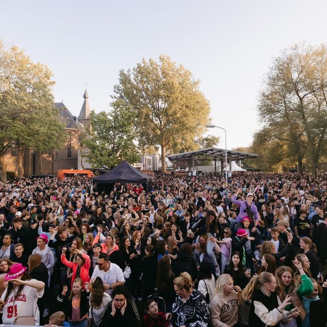 Foto van publiek op het Nicolaasplein in Zoetermeer tijdens het Bevrijdingsfestival in 2022.