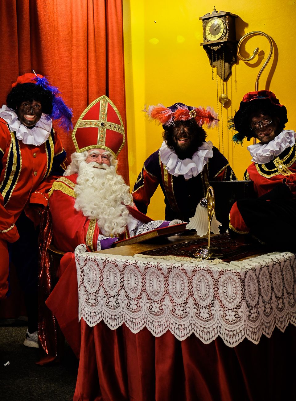 Sinterklaas in zijn pakjeshuis in Putten