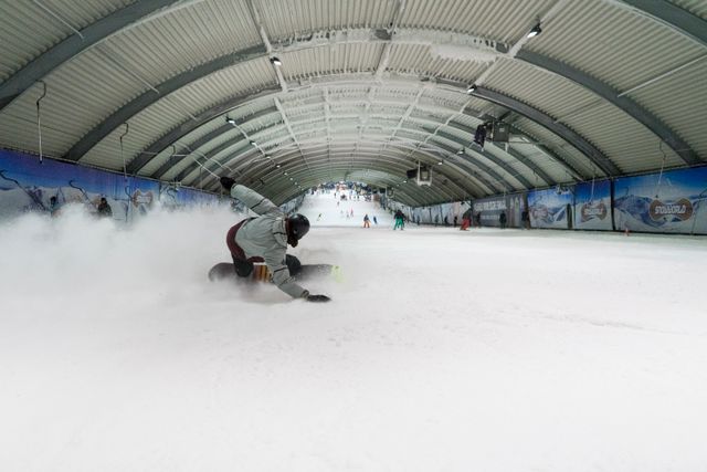 Een foto van iemand die aan het snowboarden is in SnowWorld.