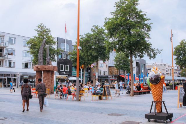 De Grote markt in Almere Centrum met beeld en ijsje van ijspressi